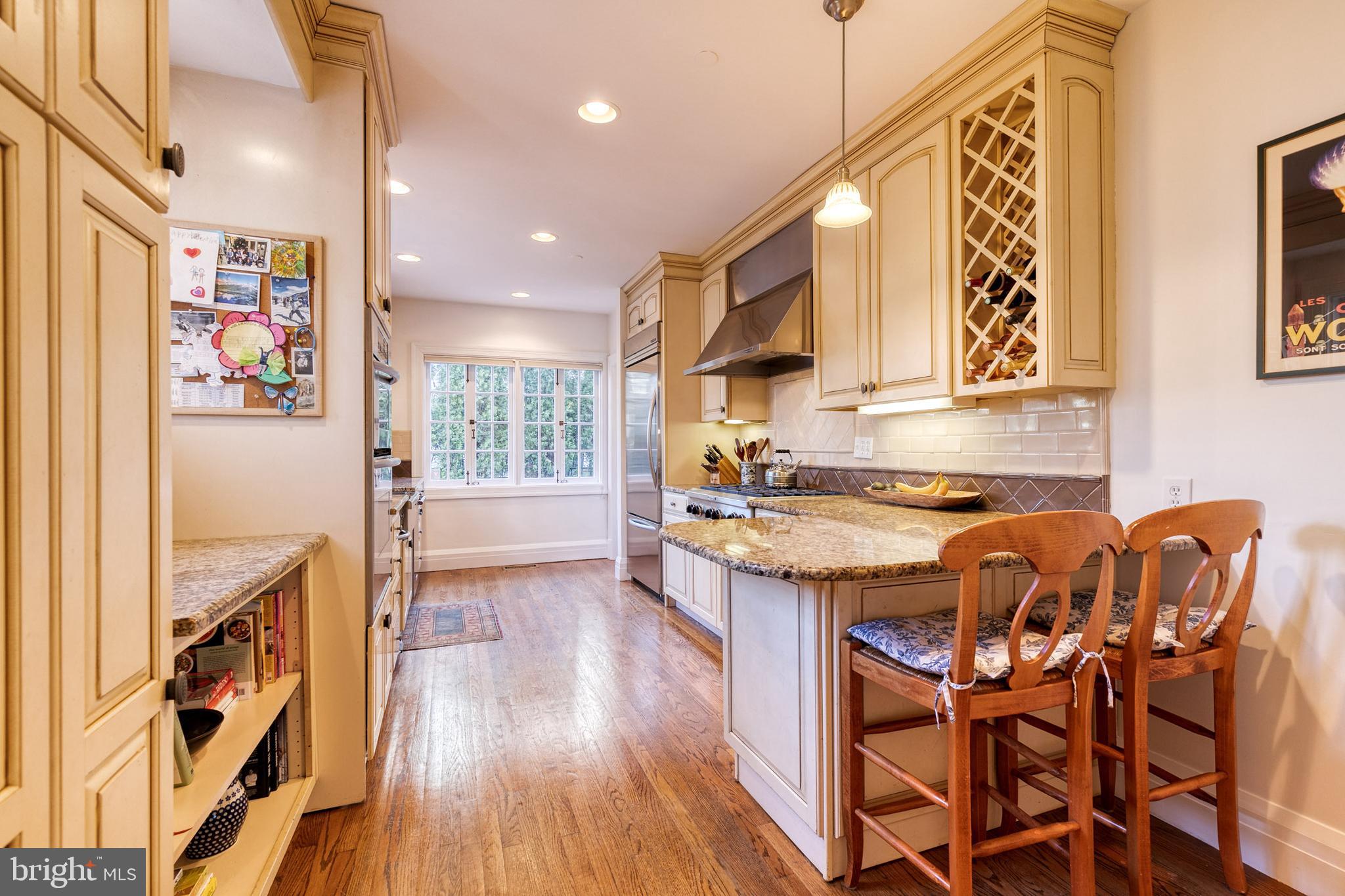 316 Broxton Road Baltimore, MD 21212 - Photo 20 of 53 Eat-in kitchen w/granite counters, SS appliances.