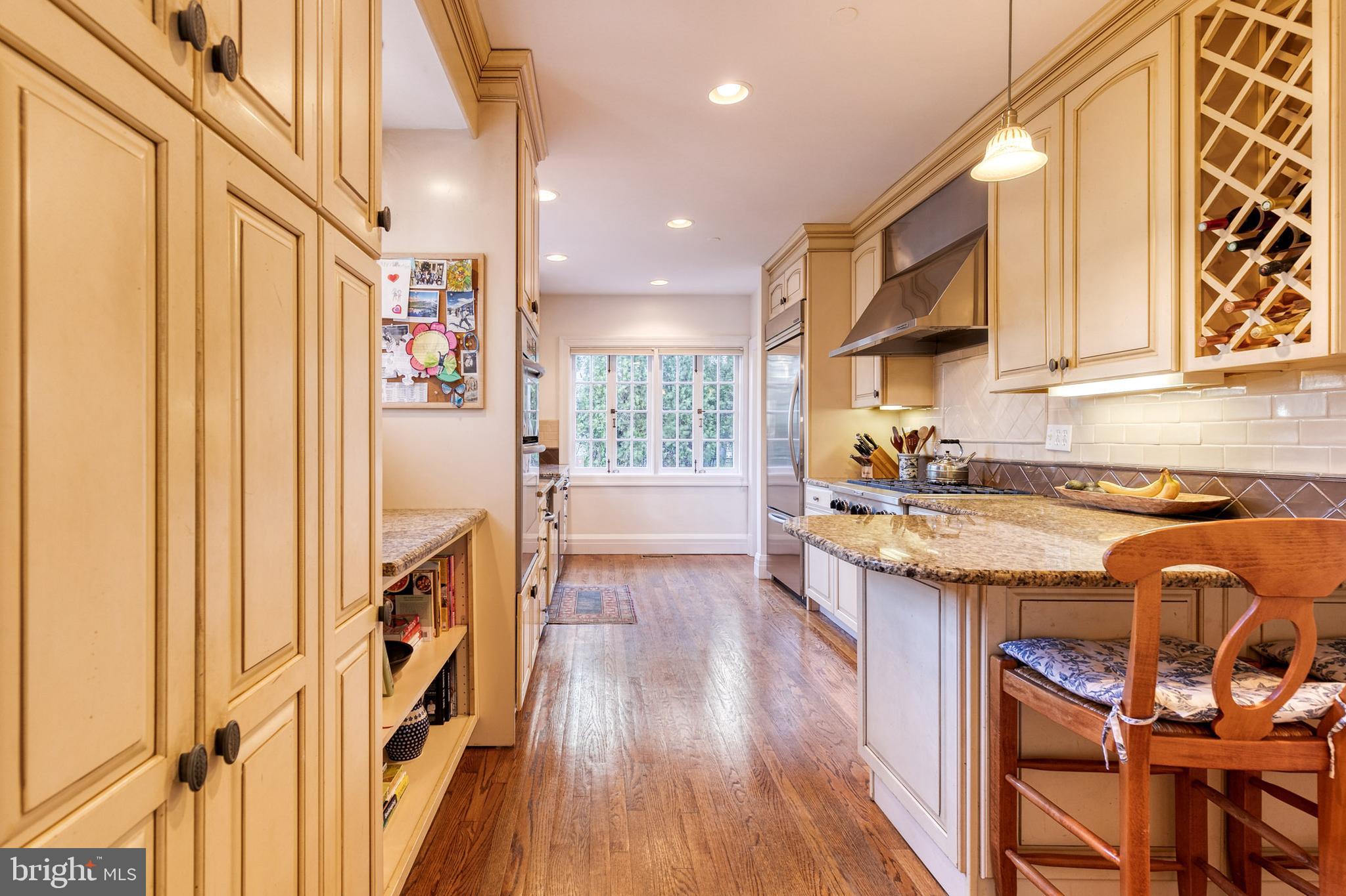 316 Broxton Road Baltimore, MD 21212 - Photo 21 of 53 Eat-in kitchen w/granite counters, SS appliances.