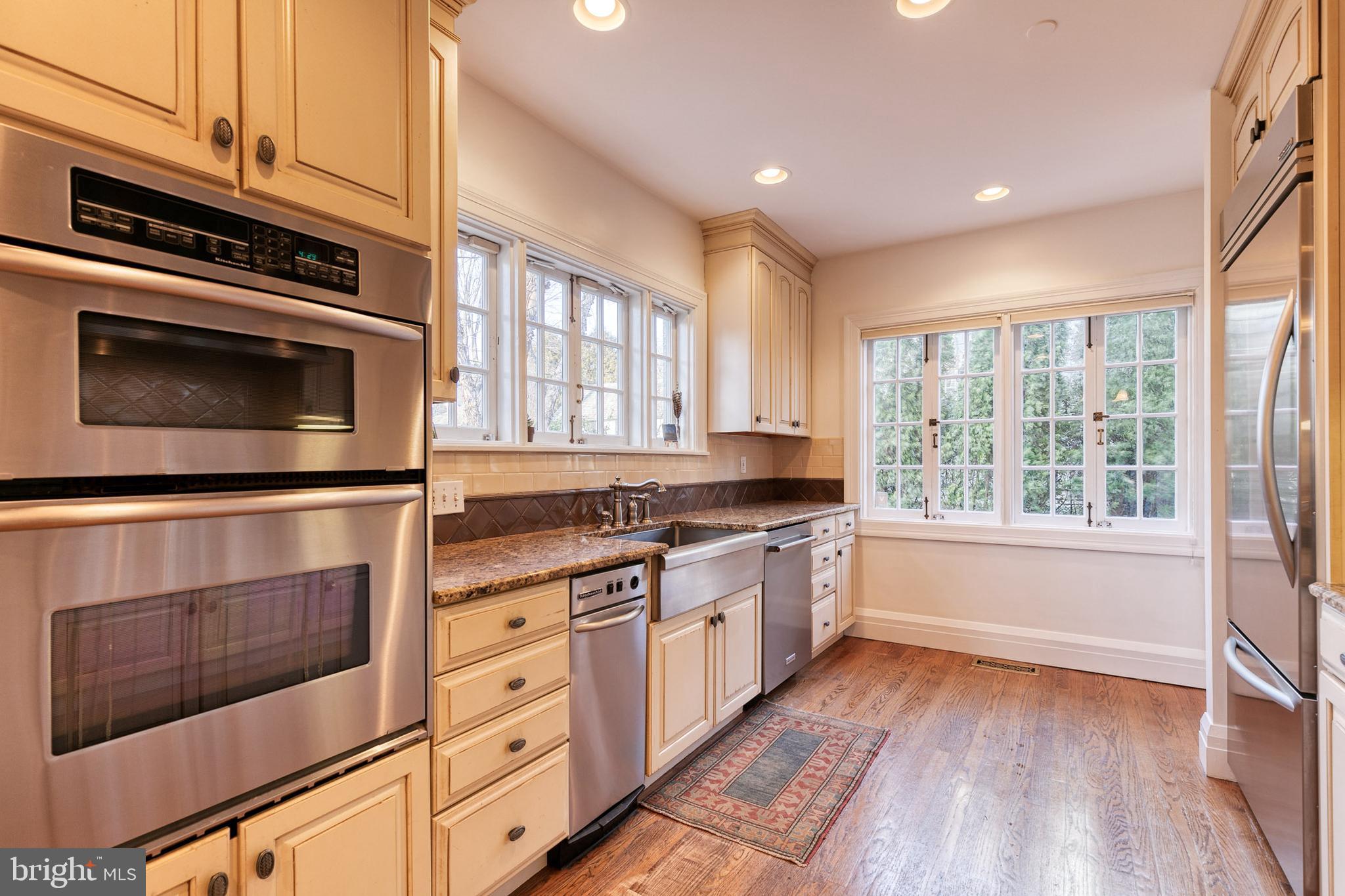 316 Broxton Road Baltimore, MD 21212 - Photo 23 of 53 Bright kitchen with hard wood and granite.