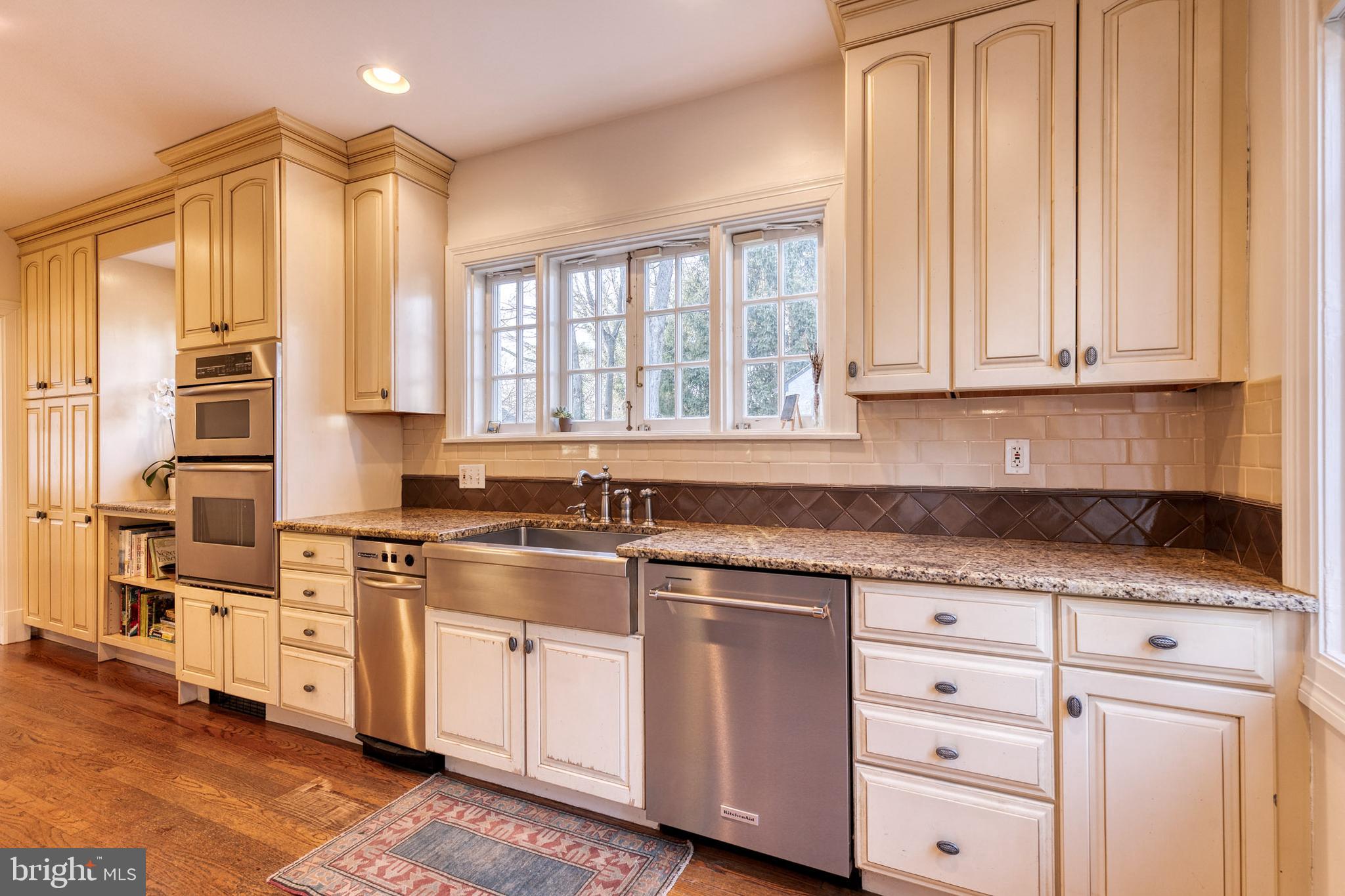 316 Broxton Road Baltimore, MD 21212 - Photo 24 of 53 Eat-in kitchen w/granite counters, SS appliances.