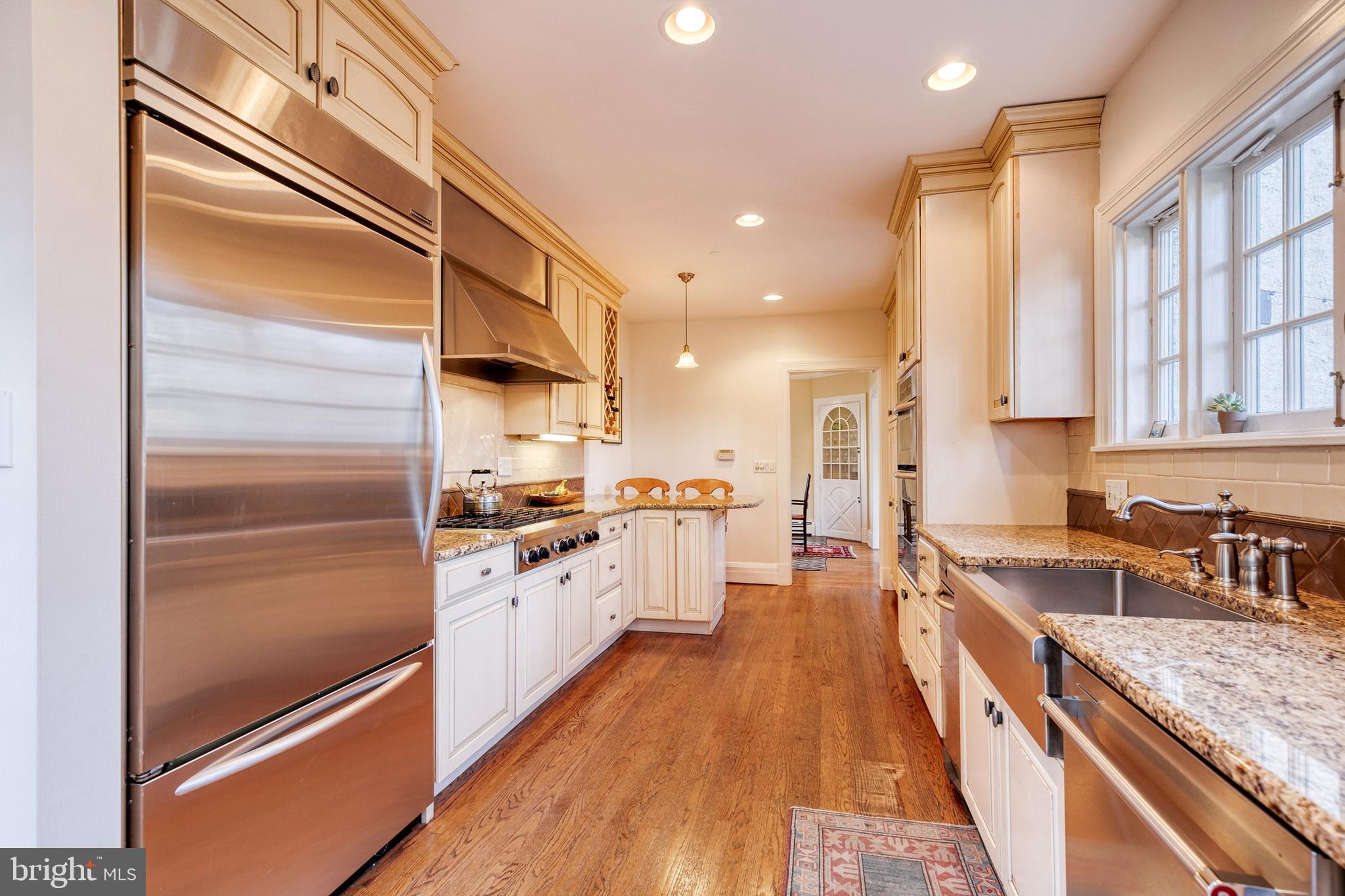 316 Broxton Road Baltimore, MD 21212 - Photo 25 of 53 Eat-in kitchen w/granite counters, SS appliances.