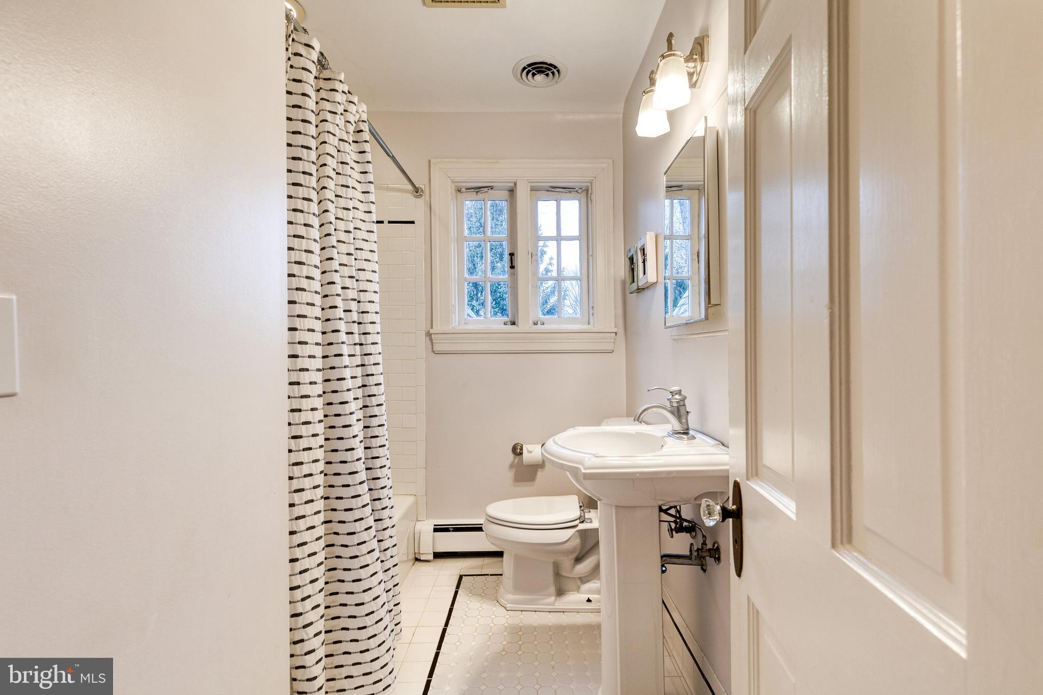 316 Broxton Road Baltimore, MD 21212 - Photo 38 of 53 Second level hall bath.