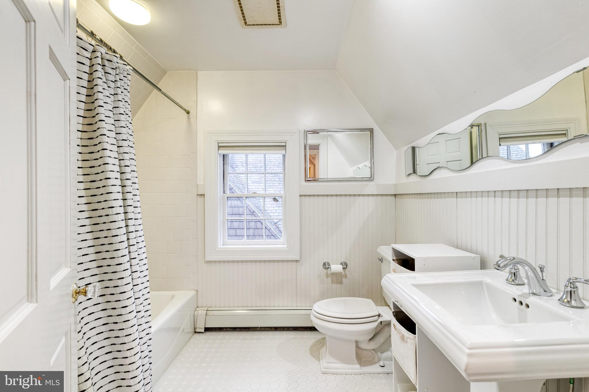 316 Broxton Road Baltimore, MD 21212 - Photo 42 of 53 Third level full bath.