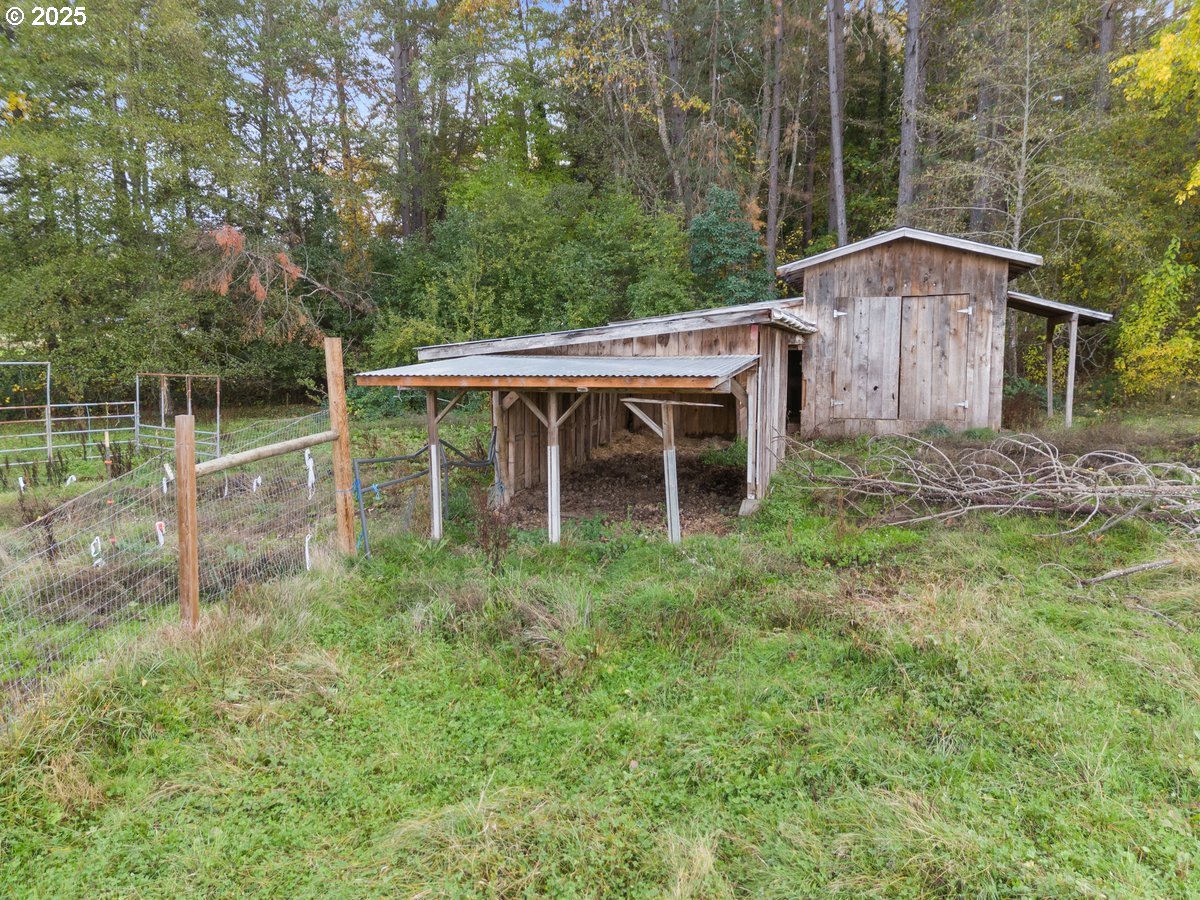 1931 Sleepy Hollow Loop Grants Pass, OR 97527 - Photo 30 of 43