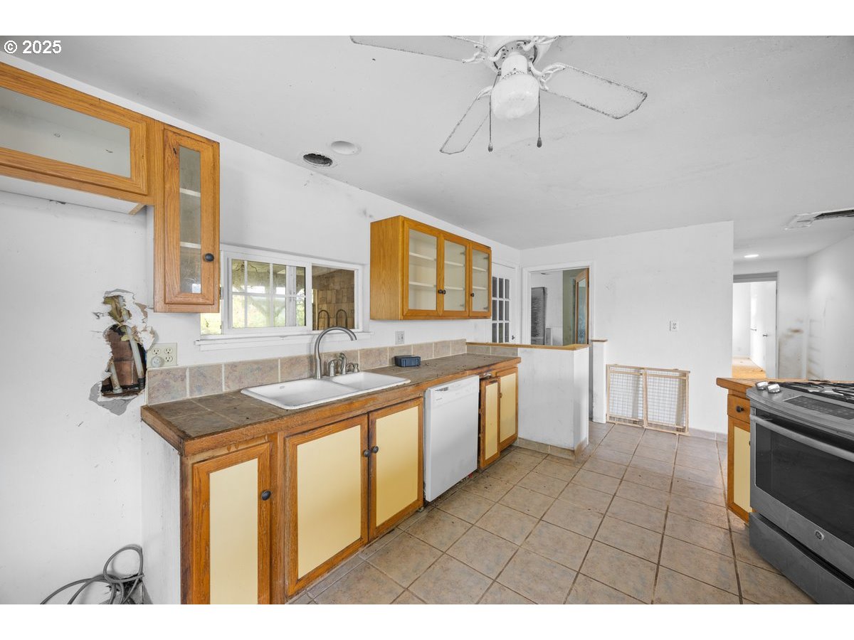 1931 Sleepy Hollow Loop Grants Pass, OR 97527 - Photo 38 of 43