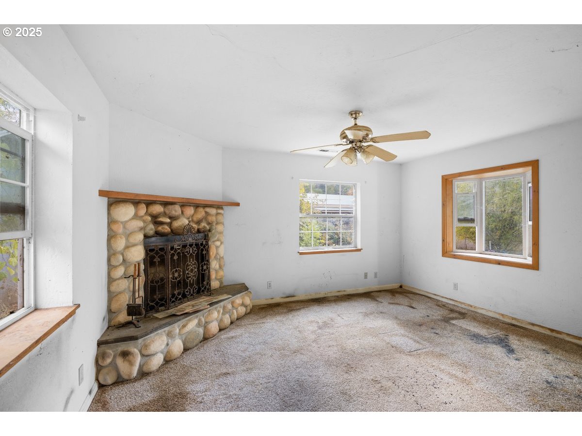 1931 Sleepy Hollow Loop Grants Pass, OR 97527 - Photo 39 of 43