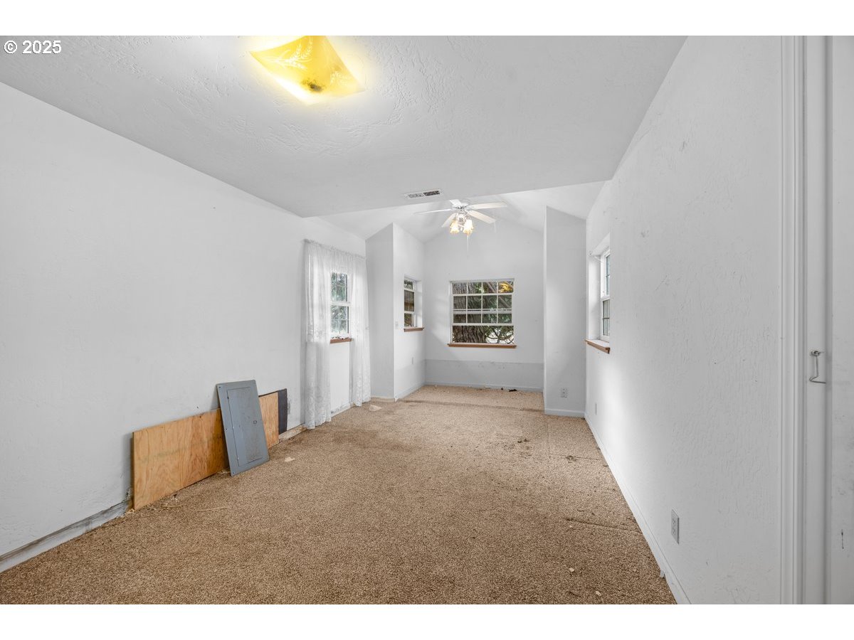 1931 Sleepy Hollow Loop Grants Pass, OR 97527 - Photo 41 of 43