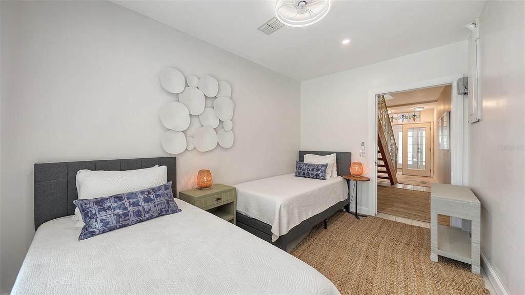 3604 Casey Key Road Nokomis, FL 34275 - Photo 46 of 94 a bedroom with two beds and a table