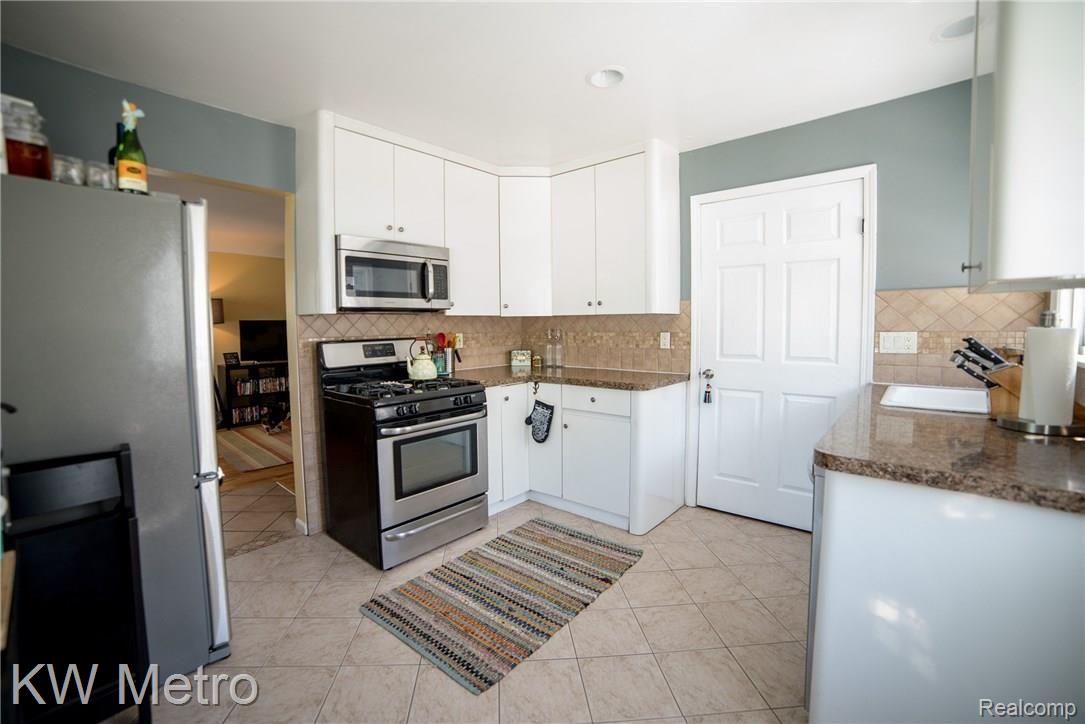 4002 Durham Road Royal Oak, MI 48073 - Photo 5 of 14 4002 Durham-08.jpg