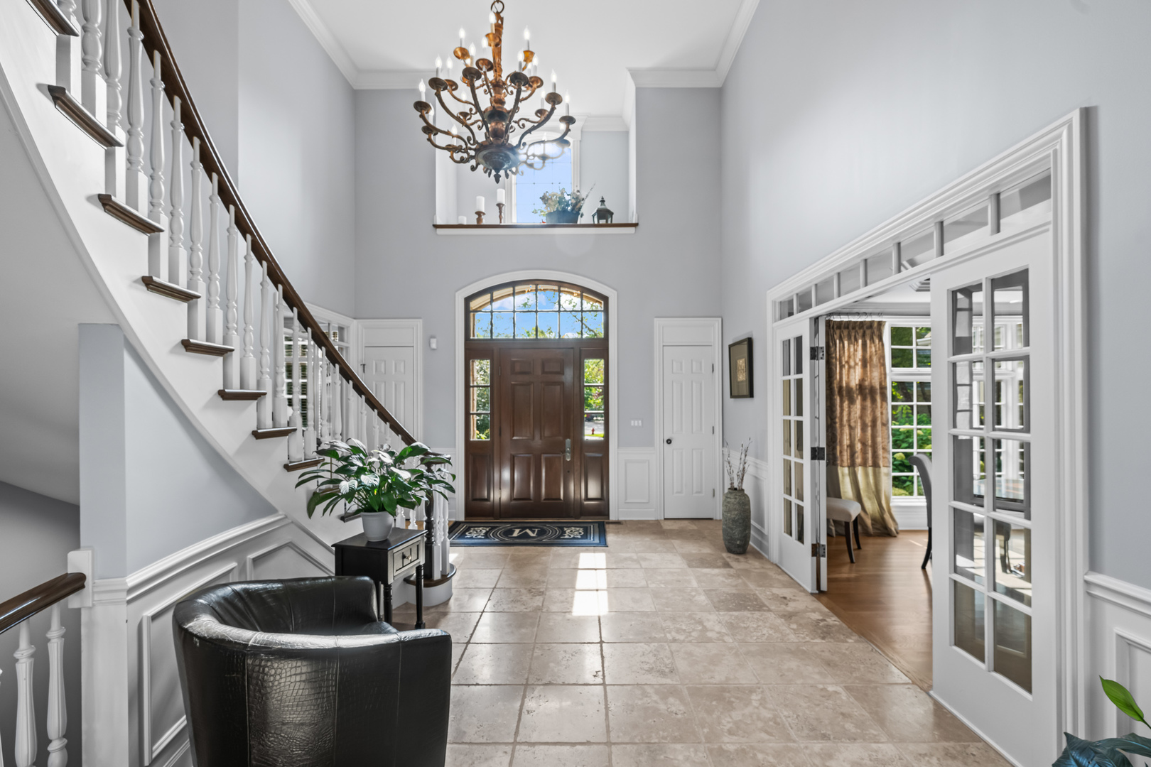 35 Riderwood Road North Barrington, IL 60010 - Photo 2 of 59 a living room with furniture and a potted plant