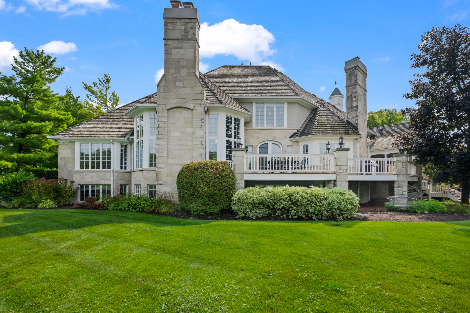 35 Riderwood Road North Barrington, IL 60010 - Photo 47 of 59 a front view of a house with garden