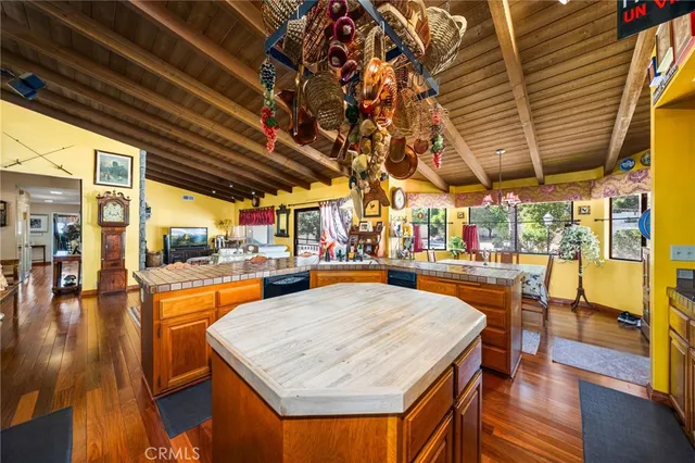 a view of a livingroom with furniture and a ceiling fan