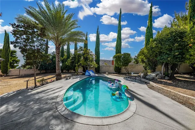 a view of a yard with a house