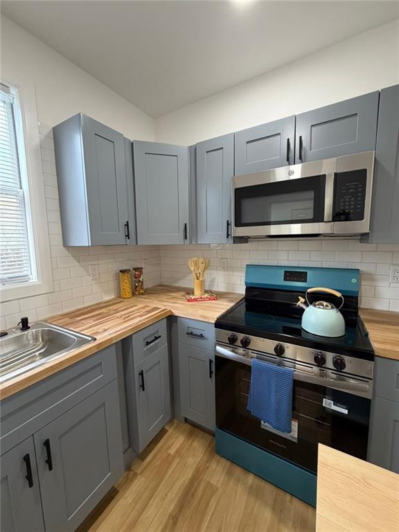 814 Oak Street Johnstown, PA 15902 - Photo 15 of 33 a kitchen with a stove and a sink