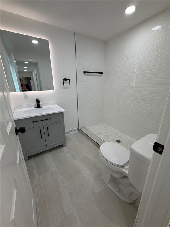 814 Oak Street Johnstown, PA 15902 - Photo 20 of 33 a bathroom with a sink a toilet and shower