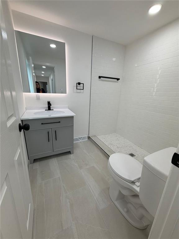 814 Oak Street Johnstown, PA 15902 - Photo 23 of 33 a bathroom with a sink toilet and shower