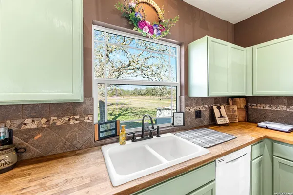 $275,000 | 1006 Buch Lane, Cuero, TX 77954