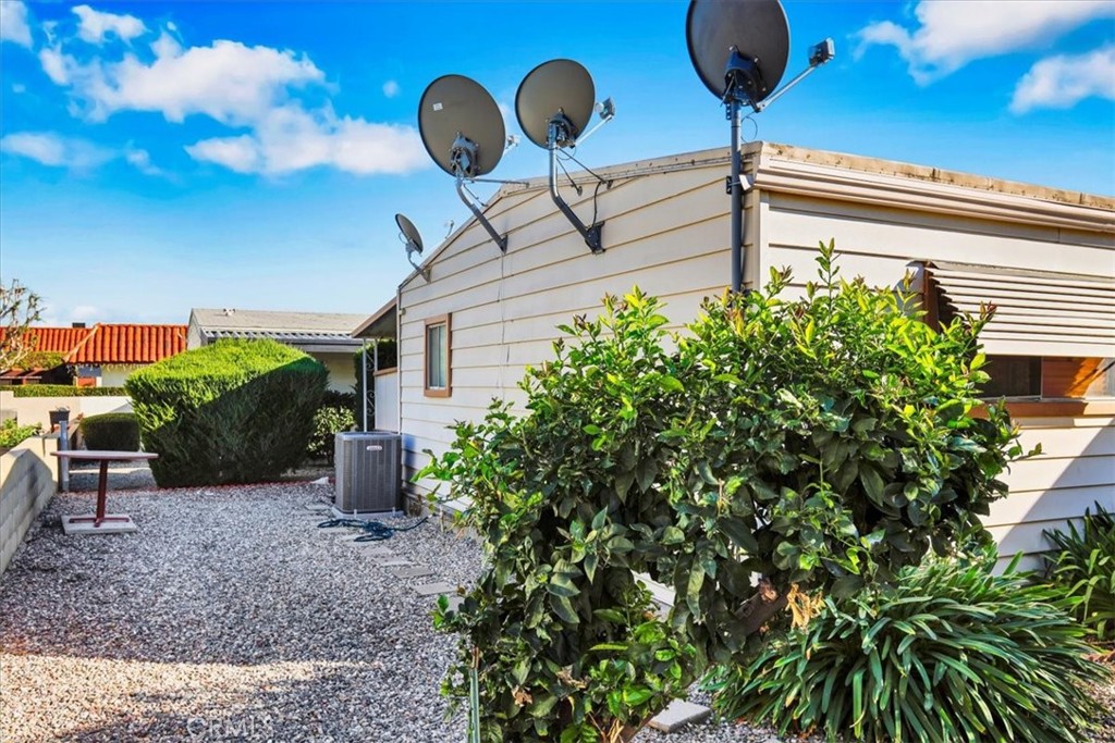 9800 Base Line Road, Unit 114 Rancho Cucamonga, CA 91701 - Photo 44 of 48 a backyard of a house with table and chairs plants