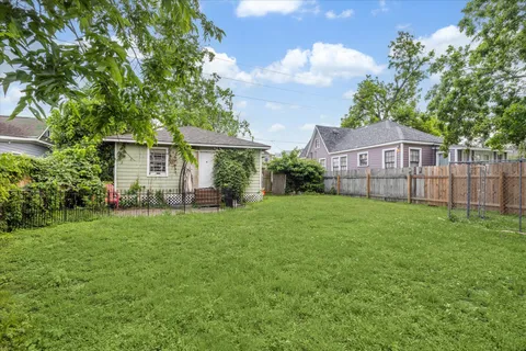 a view of a house with backyard and garden