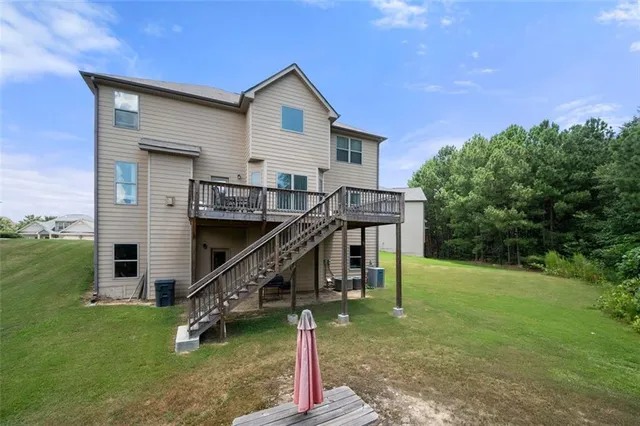 a view of a house with a backyard