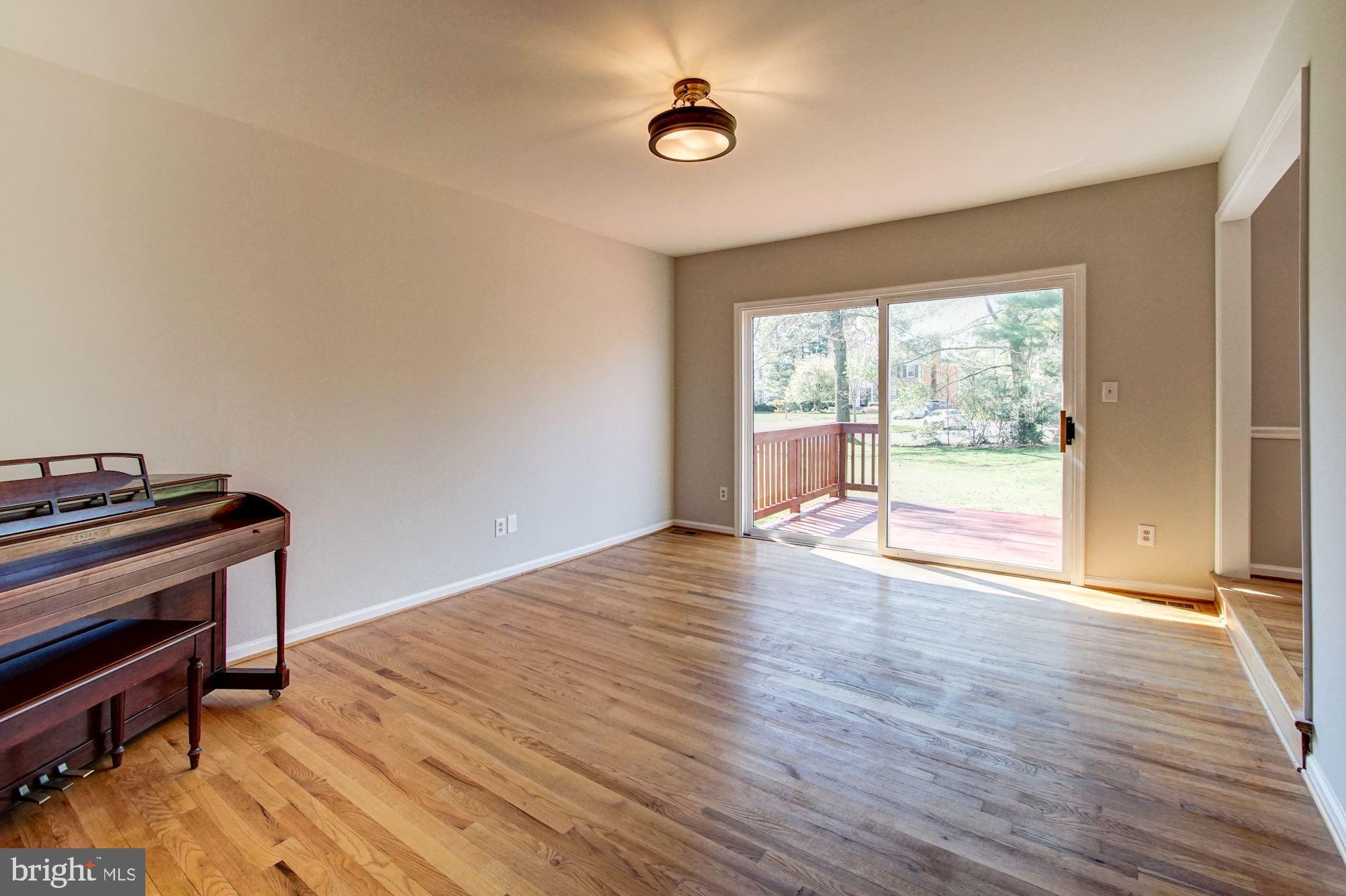 11924 Canfield Road Potomac, MD 20854 - Photo 6 of 31 Living Room