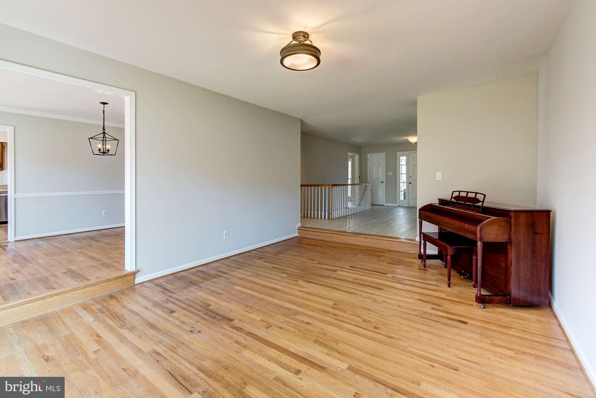 11924 Canfield Road Potomac, MD 20854 - Photo 7 of 31 Living Room