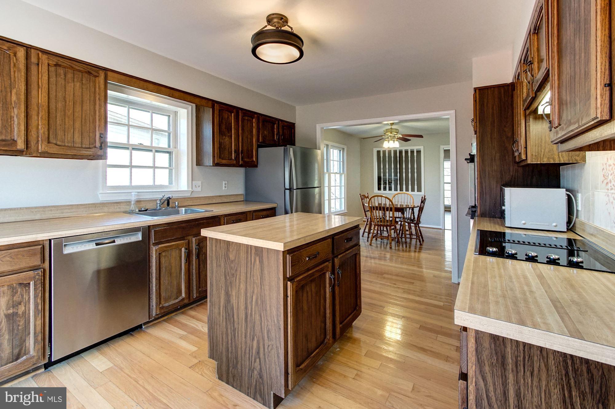 11924 Canfield Road Potomac, MD 20854 - Photo 10 of 31 Kitchen