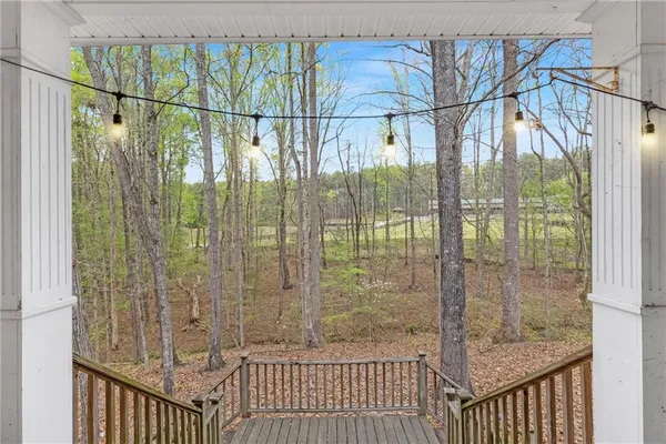 a view of a backyard