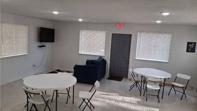 $933 | 510 South Center Street, Hartford, MI 49057