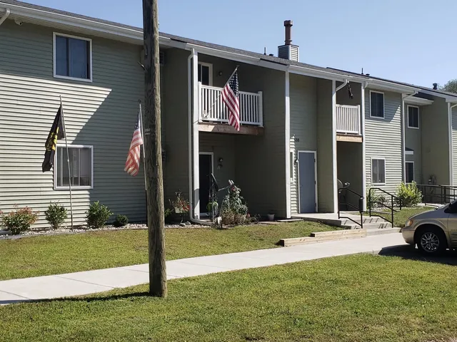 $933 | 510 South Center Street, Hartford, MI 49057