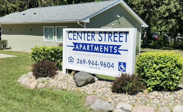 $933 | 510 South Center Street, Hartford, MI 49057