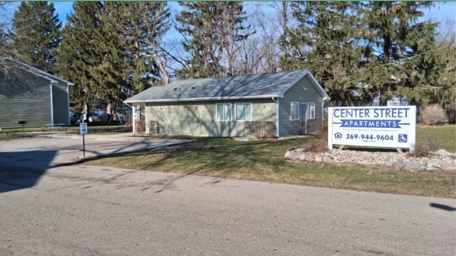 $933 | 510 South Center Street, Hartford, MI 49057