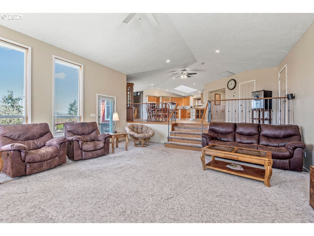 1756 Holcomb Road Kelso, WA 98626 - Photo 4 of 24 Gallery Image 4