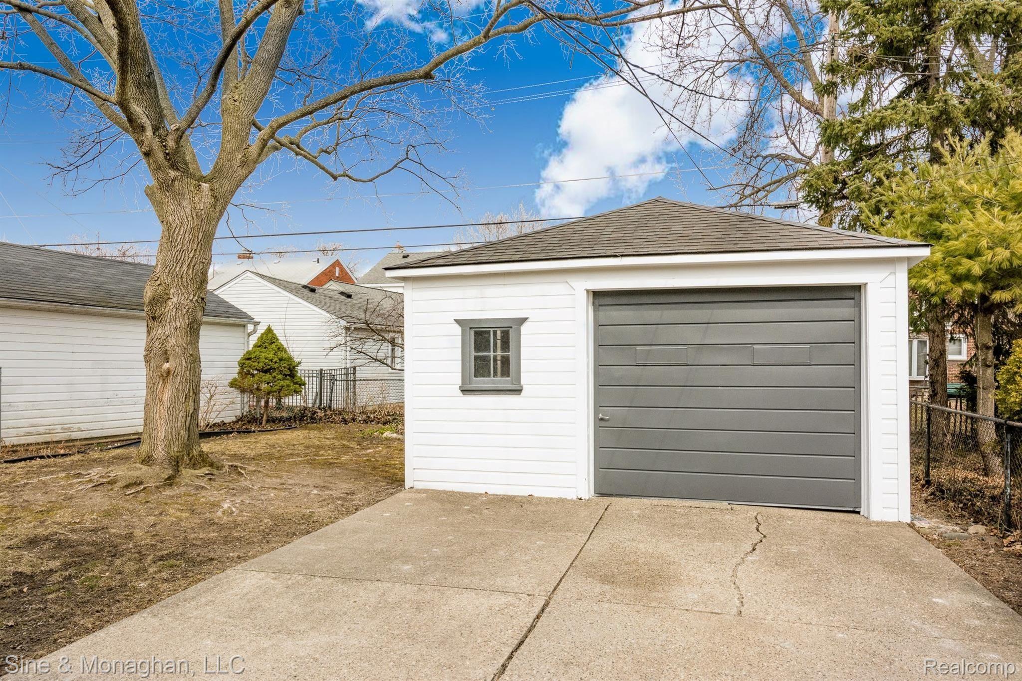 2032 Oxford Road Grosse Pointe, MI 48236 - Photo 4 of 19 Garage