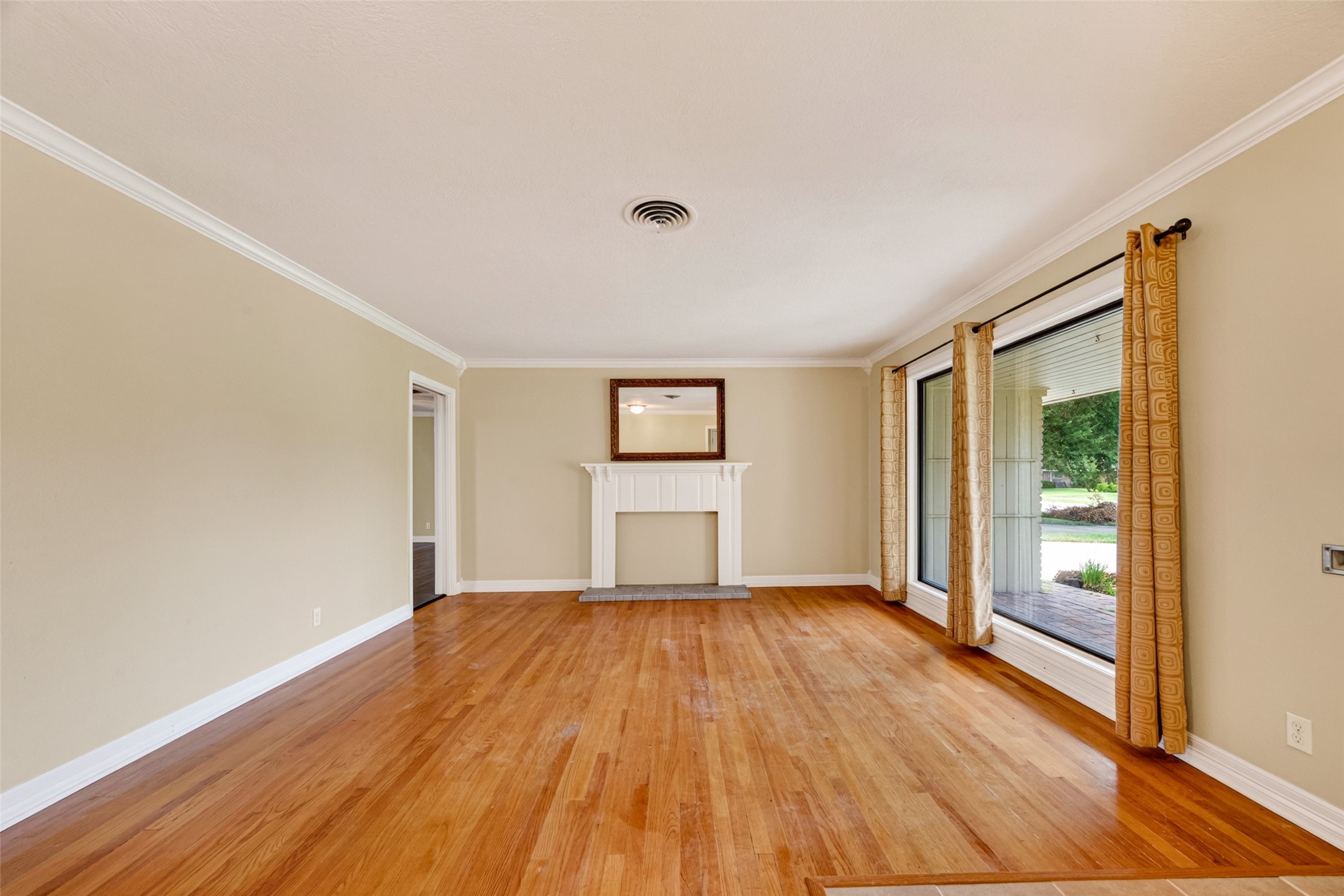 5411 Spellman Road Houston, TX 77096 - Photo 7 of 43 Gallery Image 7
