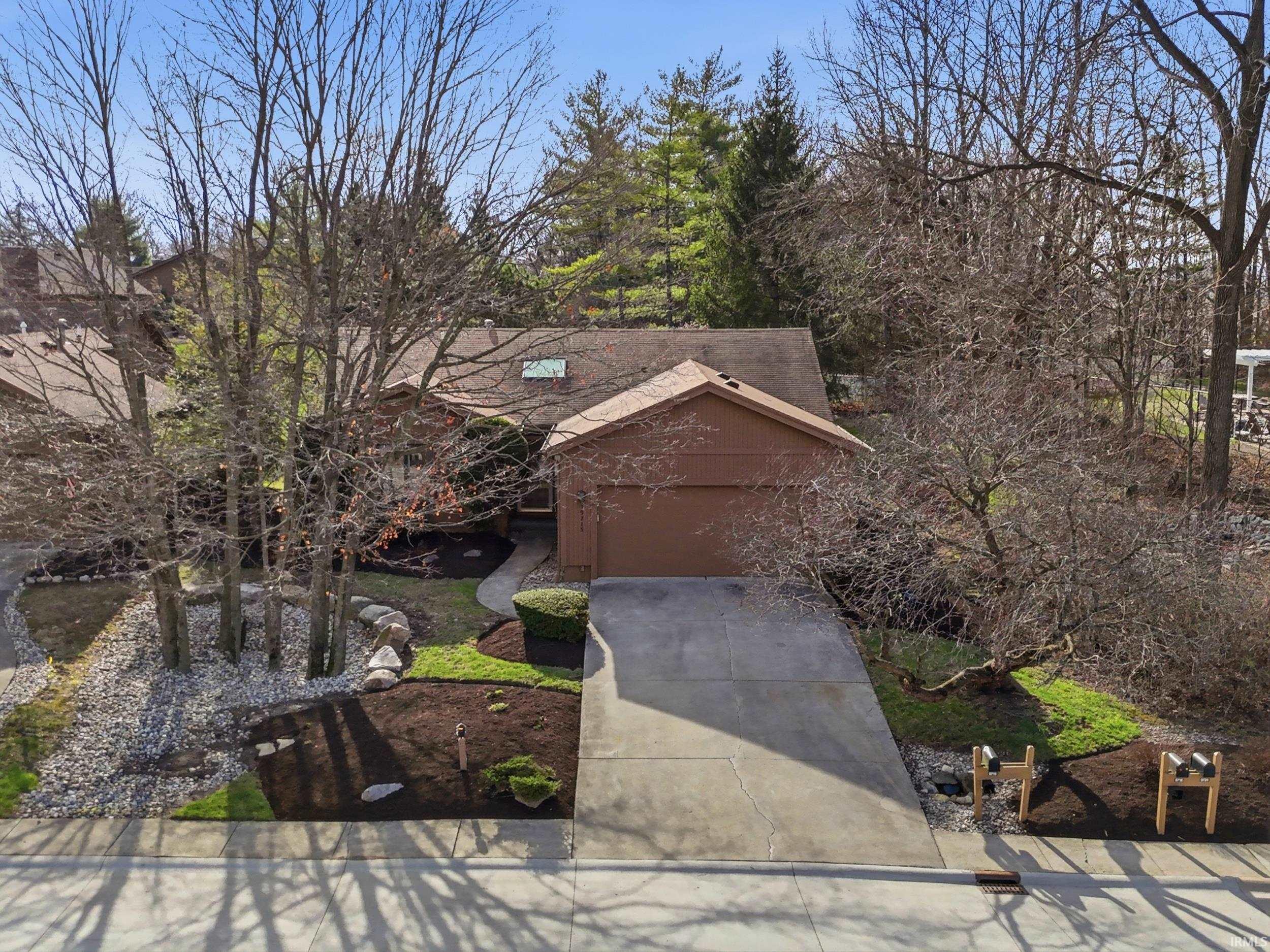 9715 Woodland Ridge East Fort Wayne, IN 46804 - Photo 2 of 34