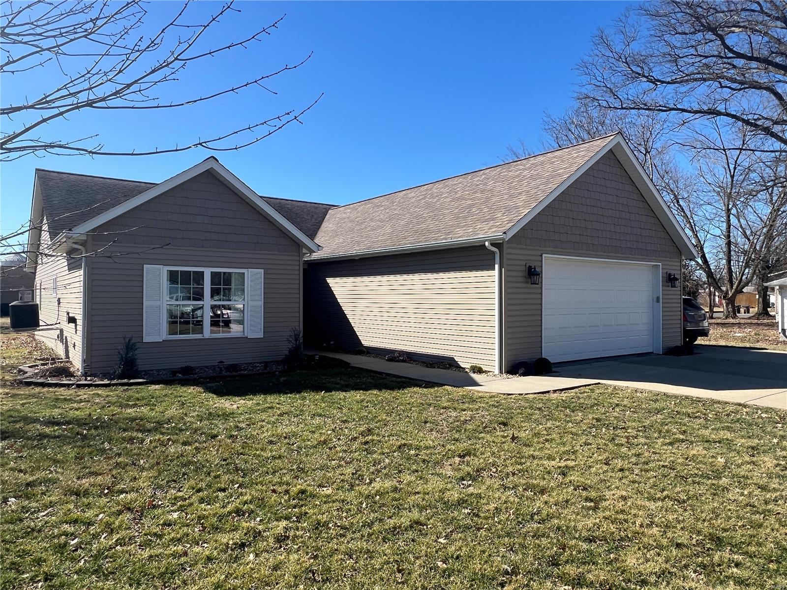 506 East 6th Street Staunton, IL 62088 - Photo 1 of 37