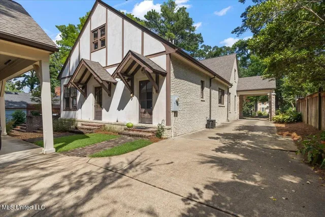 $625,000 | 3539 Hawthorn Drive, Jackson, MS 39216