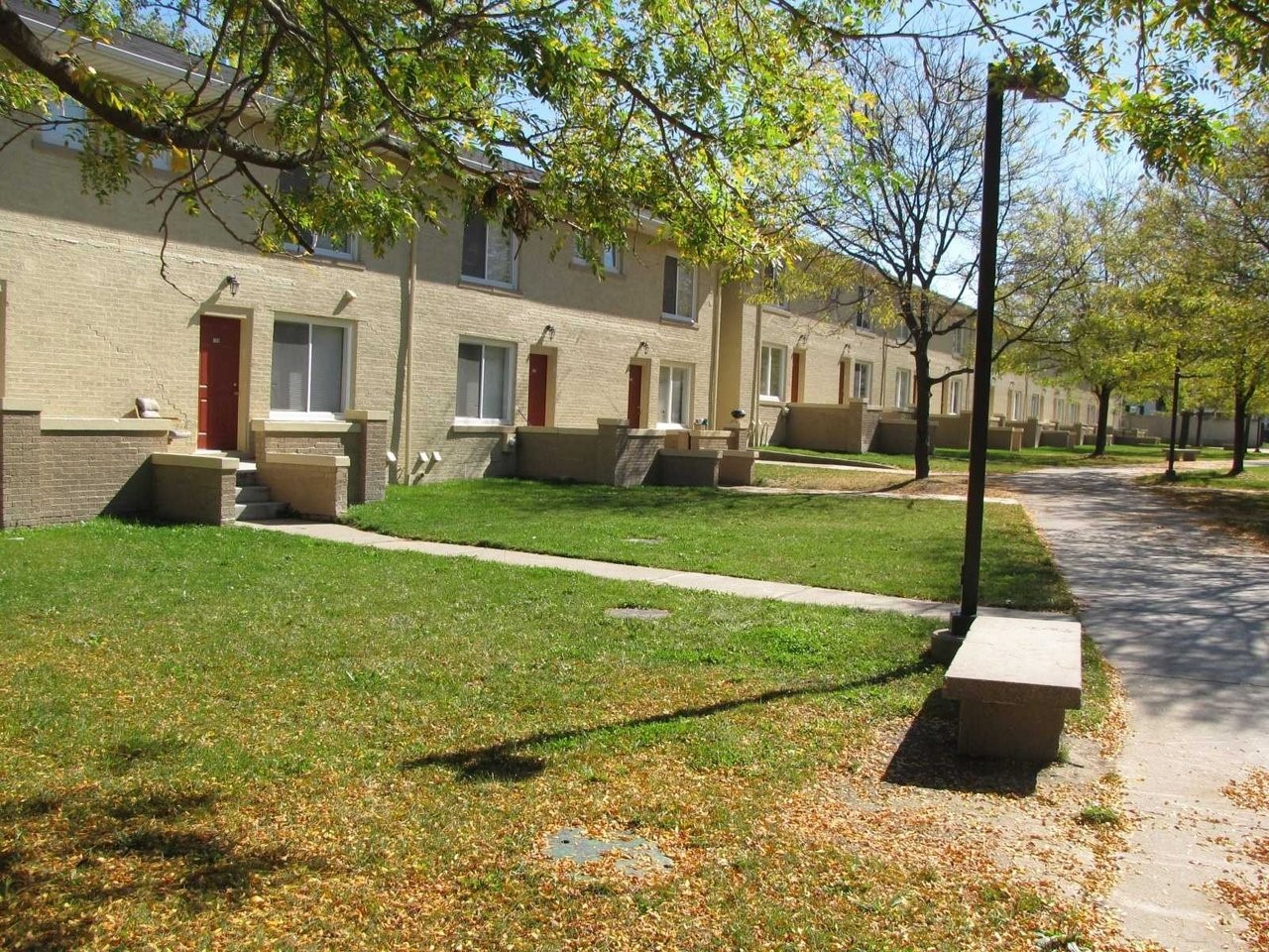 128 South Edith Street Pontiac, MI 48342 - Photo 5 of 9 a house view with a garden space