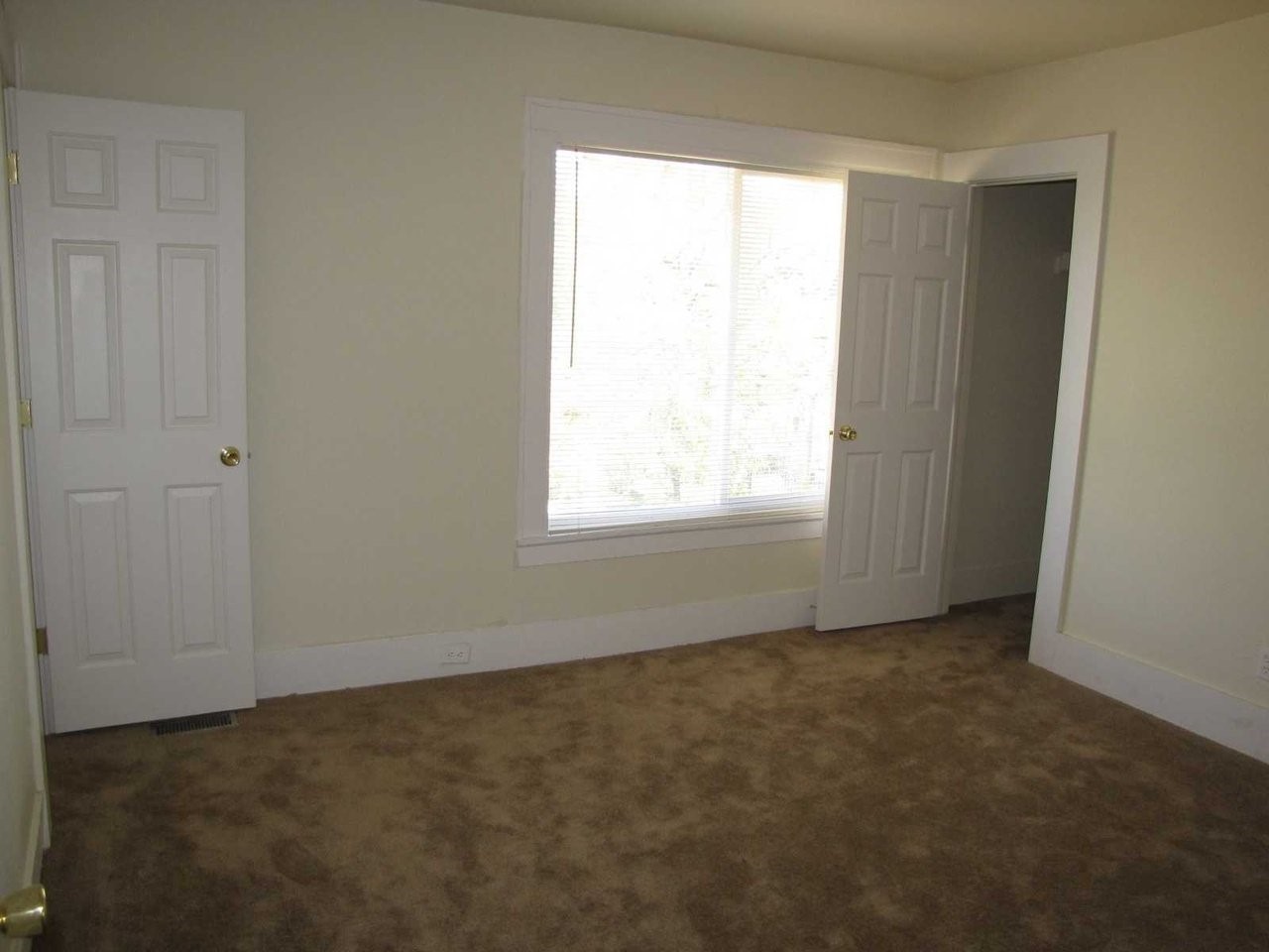 128 South Edith Street Pontiac, MI 48342 - Photo 7 of 9 a view of an empty room with a window