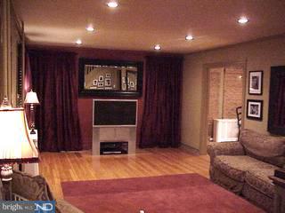 425 Harmon Road Philadelphia, PA 19128 - Photo 3 of 6 Gallery Image 3