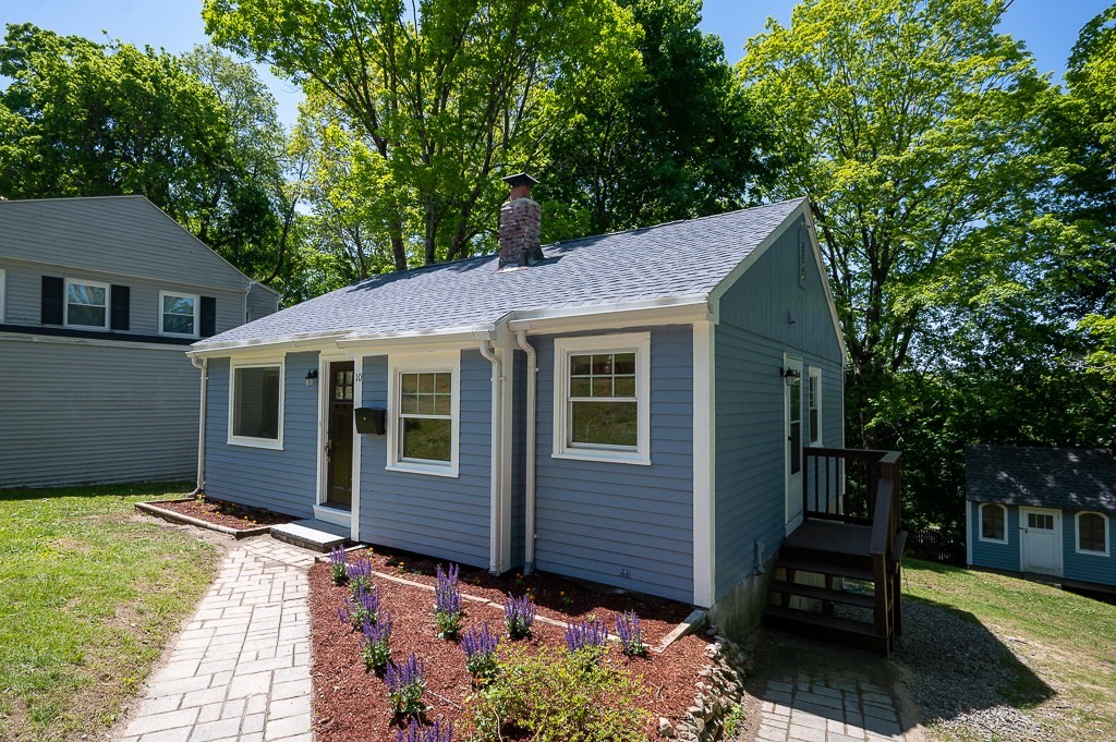 10 Maplewood Road Worcester, MA 01602 - Photo 3 of 24 a view of a house with a yard
