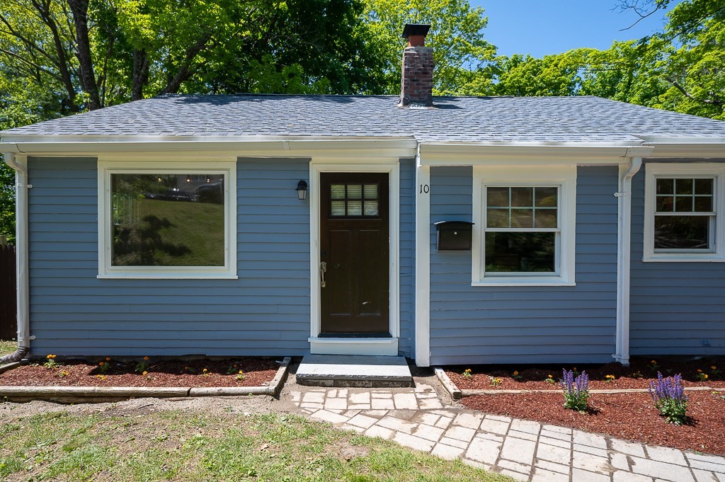 10 Maplewood Road Worcester, MA 01602 - Photo 4 of 24 a front view of a house with garden