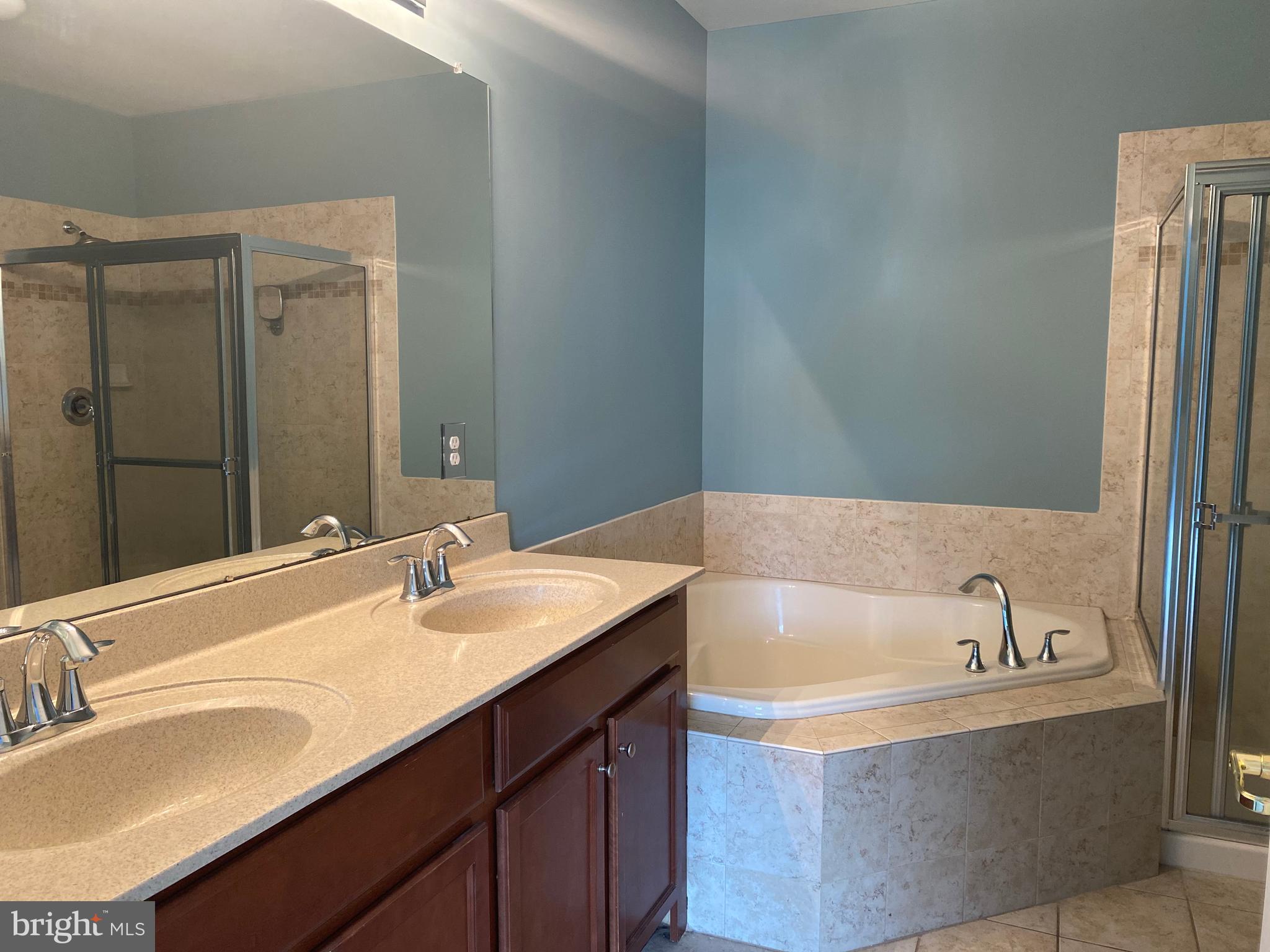 4333 Champions Run Cherry Hill, NJ 08002 - Photo 8 of 14 a bathroom with a bathtub and a sink