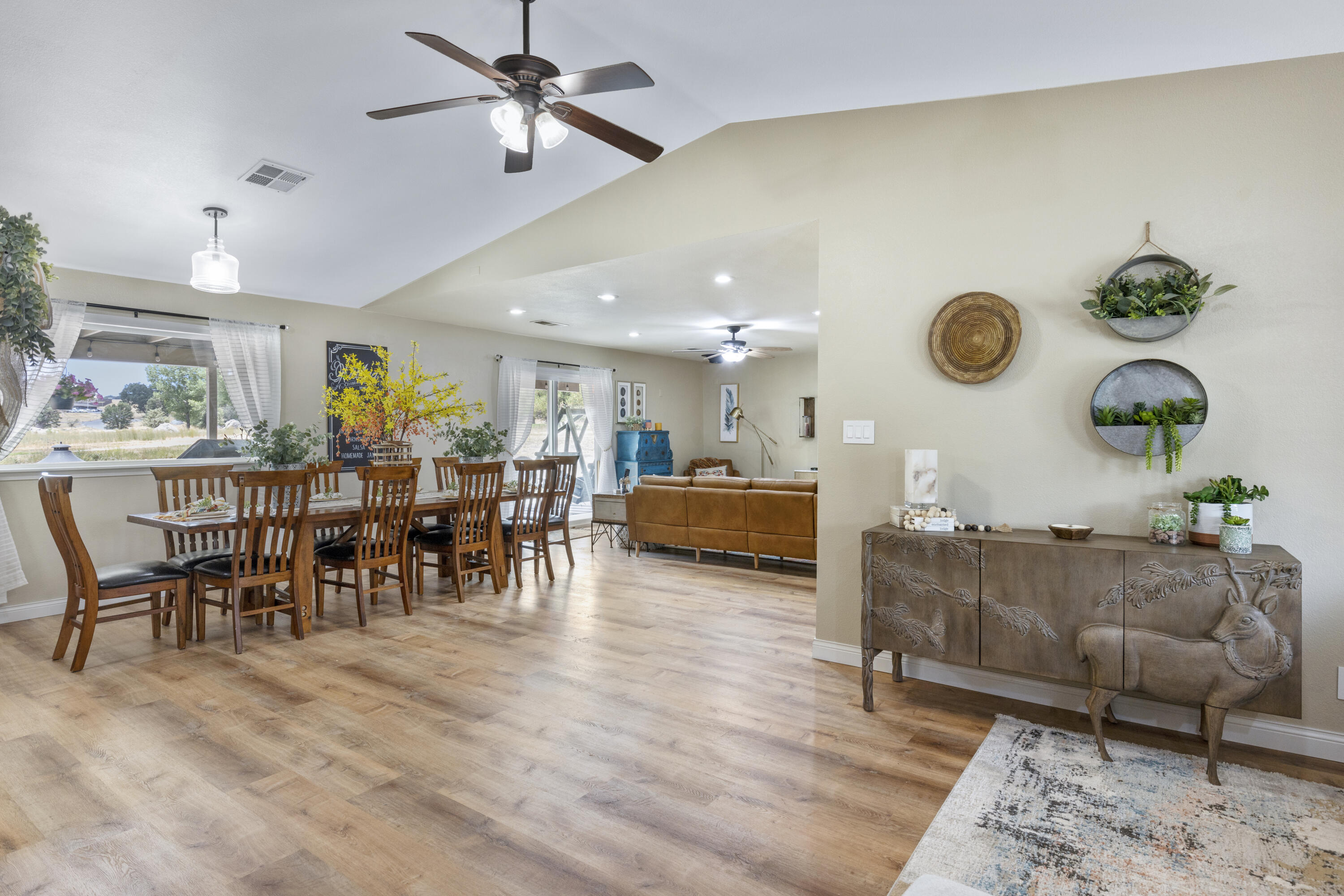 29261 Fawn Way Tehachapi, CA 93561 - Photo 4 of 35 A56A8482