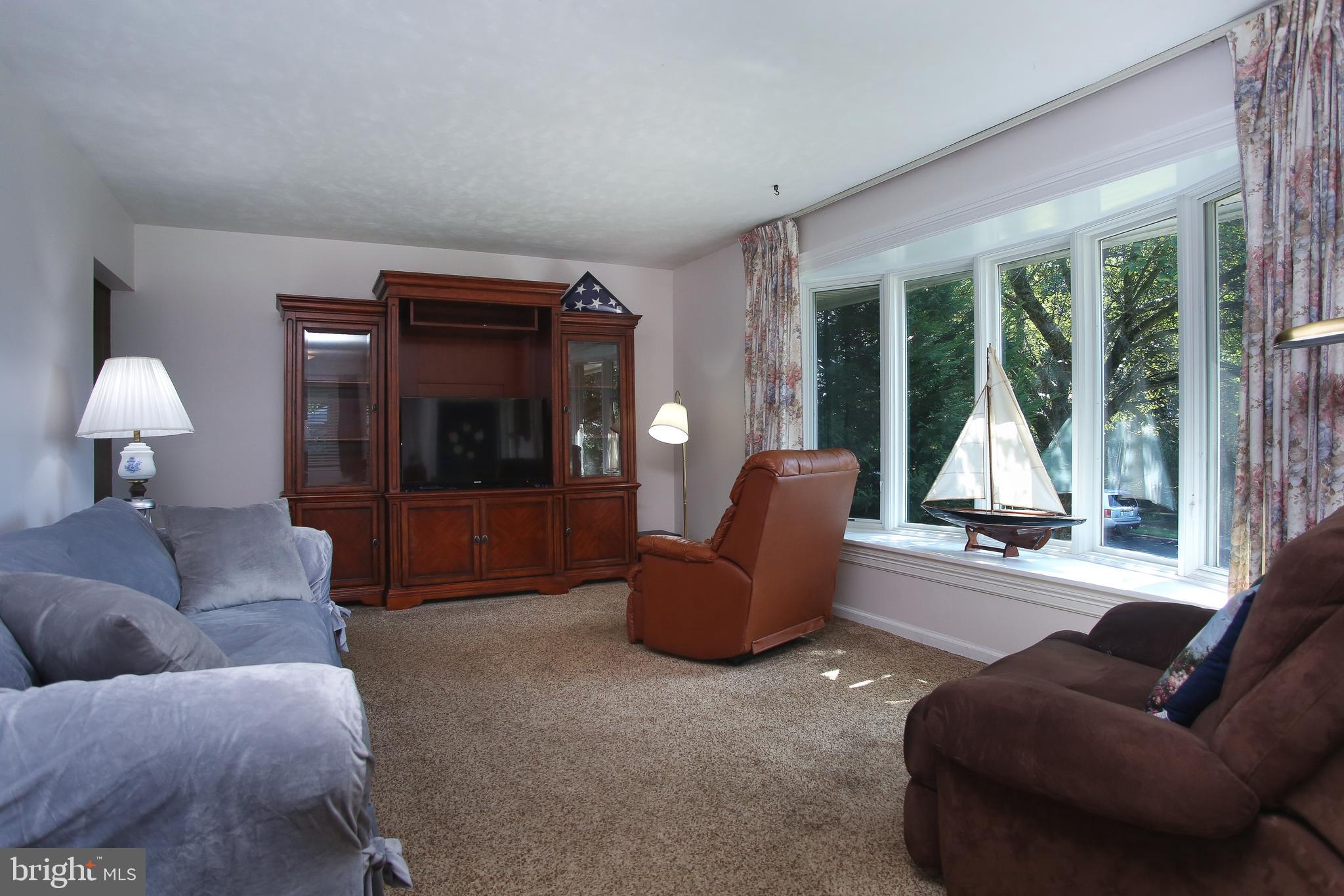 229 Marilyn Road Hatboro, PA 19040 - Photo 4 of 28 Bright living room