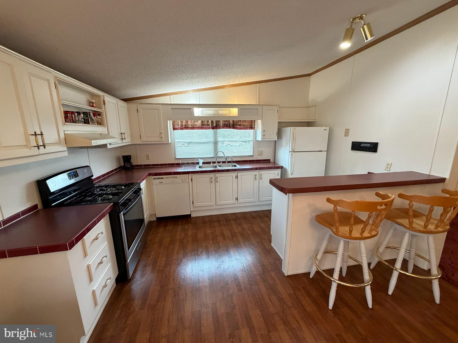 215 Pheasant Ridge Circle Lancaster, PA 17603 - Photo 2 of 28