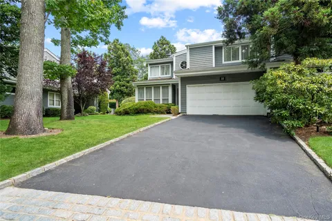 $1,655,000 | 35 Tiffany Circle, Manhasset, NY 11030