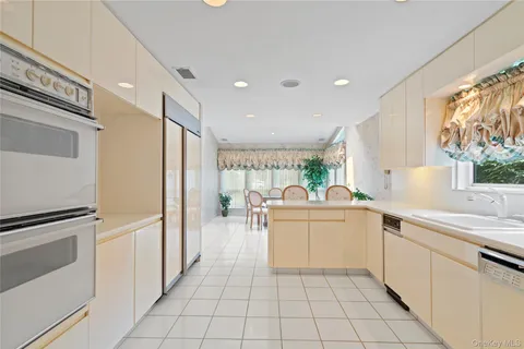 $1,655,000 | 35 Tiffany Circle, Manhasset, NY 11030