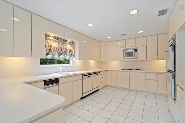 $1,655,000 | 35 Tiffany Circle, Manhasset, NY 11030